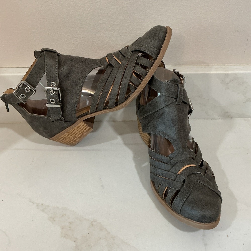 Qupid Women's Size 8.5 Strappy Sandals Criss Cross Ankle Zip Gray Silver Buckle